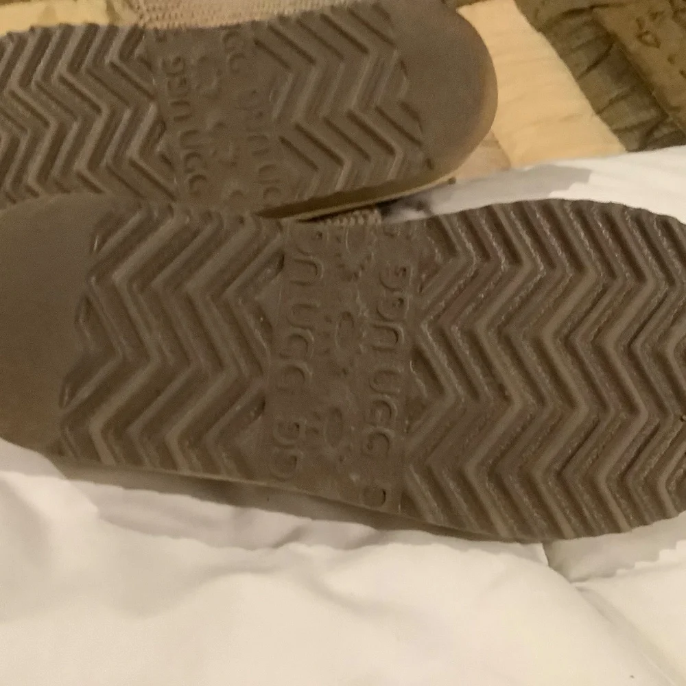 Ugg - Picture 3 of 3